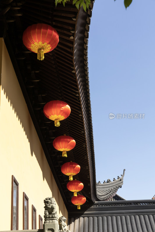 红灯笼与中式建筑寺庙屋檐