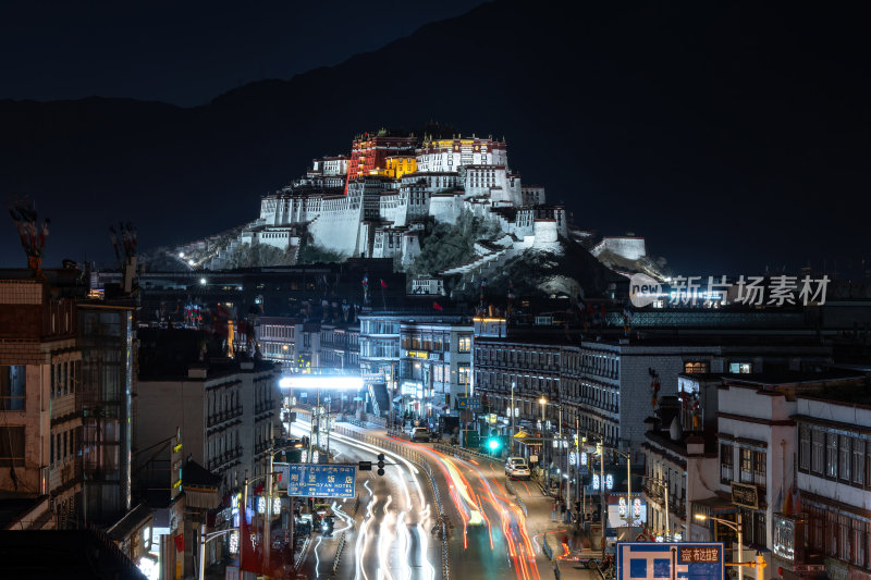 西藏拉萨布达拉宫夜景与车流高原宫殿建筑群