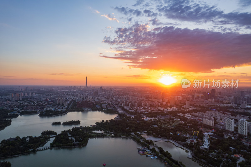 天津天塔湖水上公园景区城市日落晚霞风光