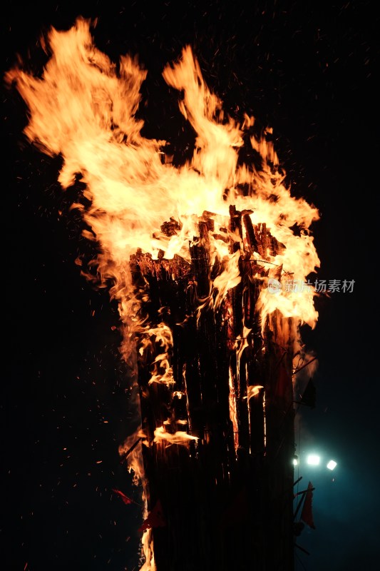 云南大理火把节夜晚熊熊燃烧的篝火