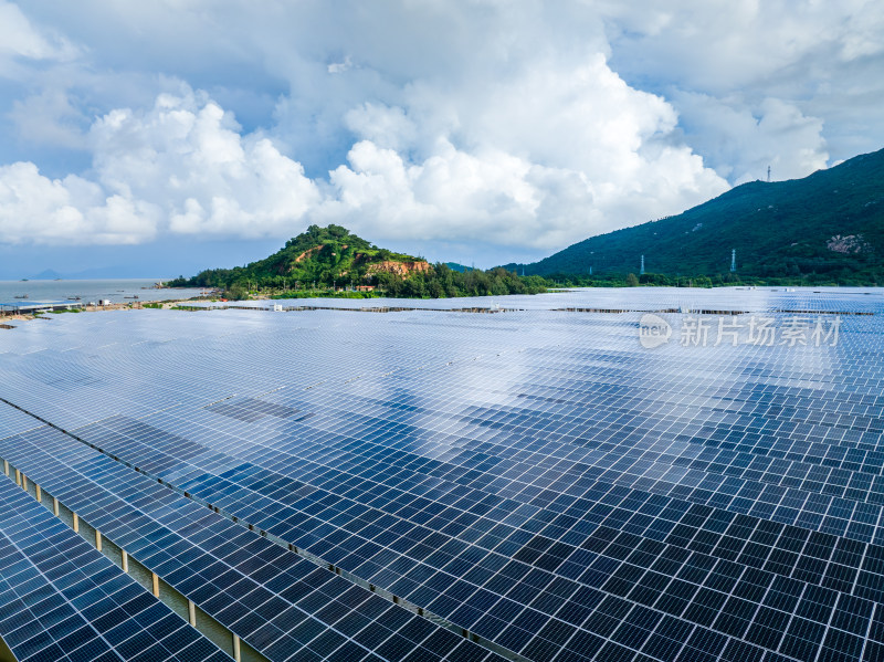 广东江门太阳能鱼塘光伏发电蓝天白云