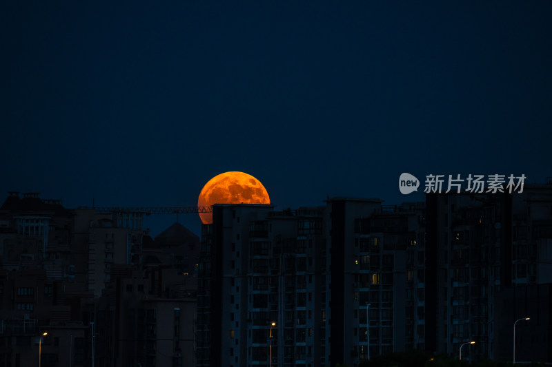 满月时月亮刚刚升上城市的天空