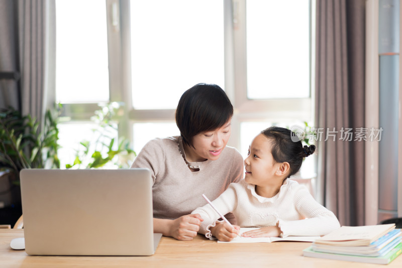 中国母亲在家辅导女儿学习