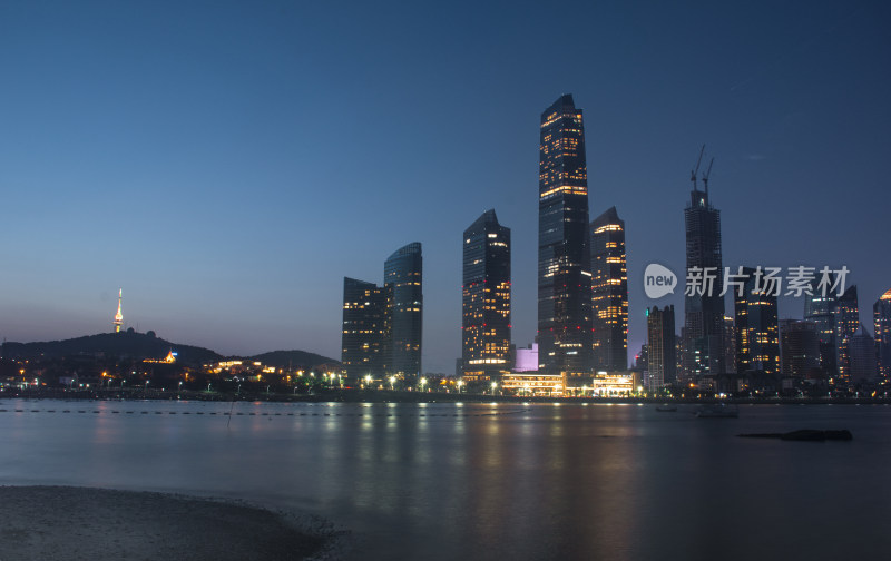 山东青岛浮山湾CBD海滨城市夜景天际线