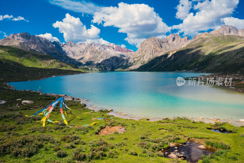 航拍川藏线姊妹湖风景