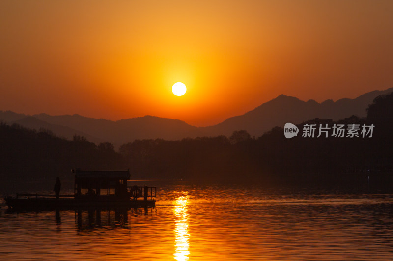 杭州西湖山水间壮丽的日落景观