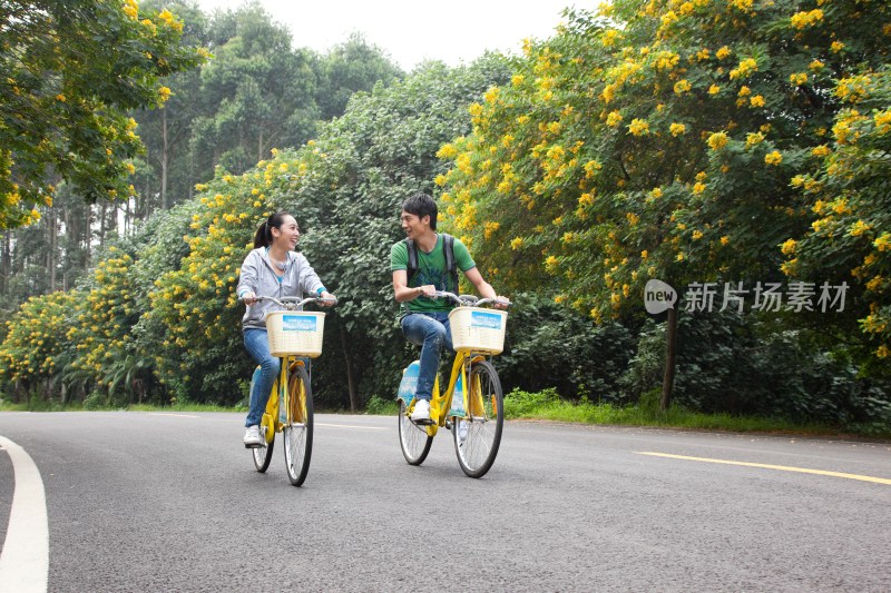 年轻大学生在校园里骑车