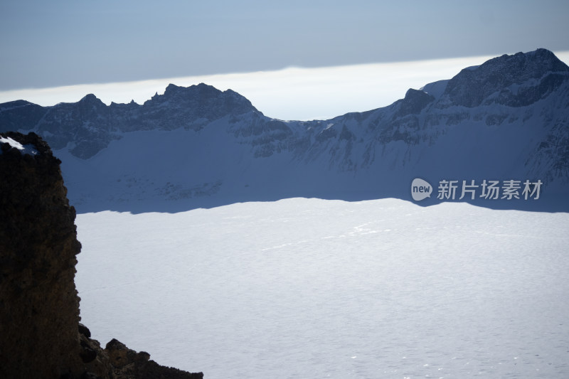 冬季白昼的长白山天池