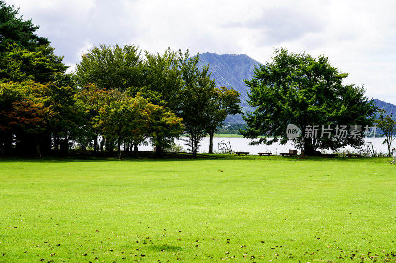 日本山梨县富士山河口湖夏天宁静的湖光山色