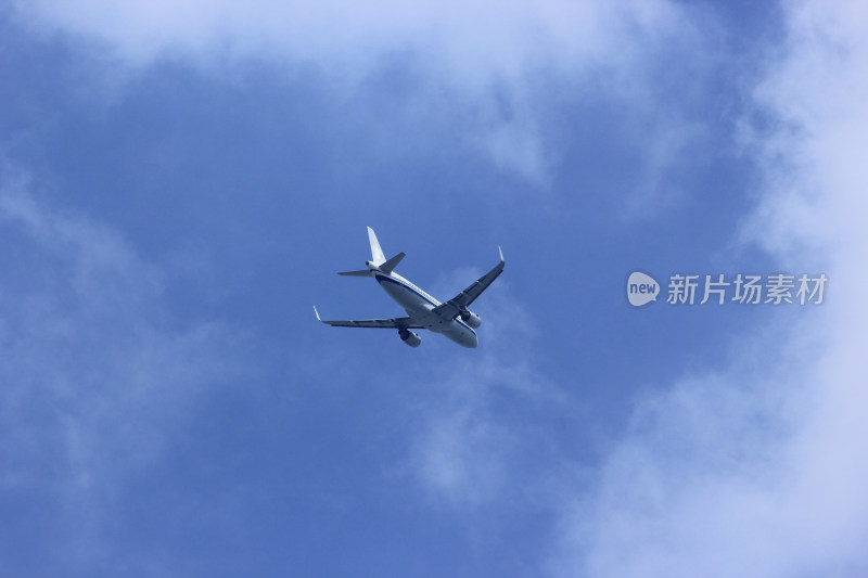 客运飞机在蓝天白云的天空飞行素材