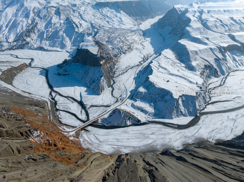 航拍新疆冬季安集海大峡谷雪景雪山山脉河流