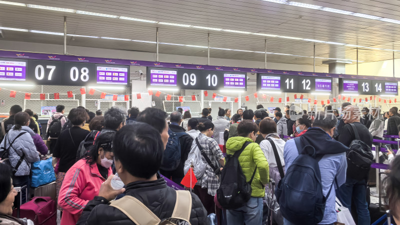 乌鲁木齐地窝堡国际机场排队行李托运的旅客