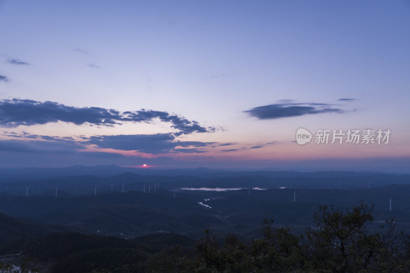 黄昏下的山脉风景