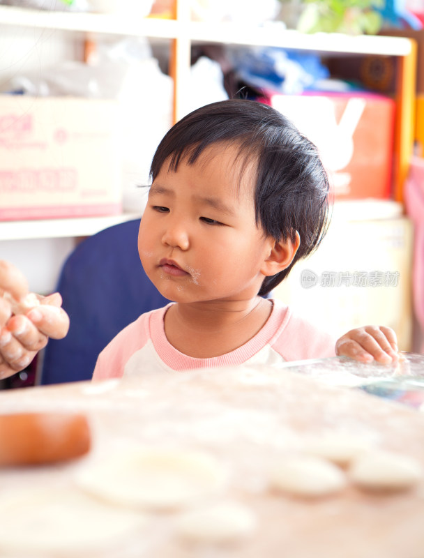 看包饺子的小女孩