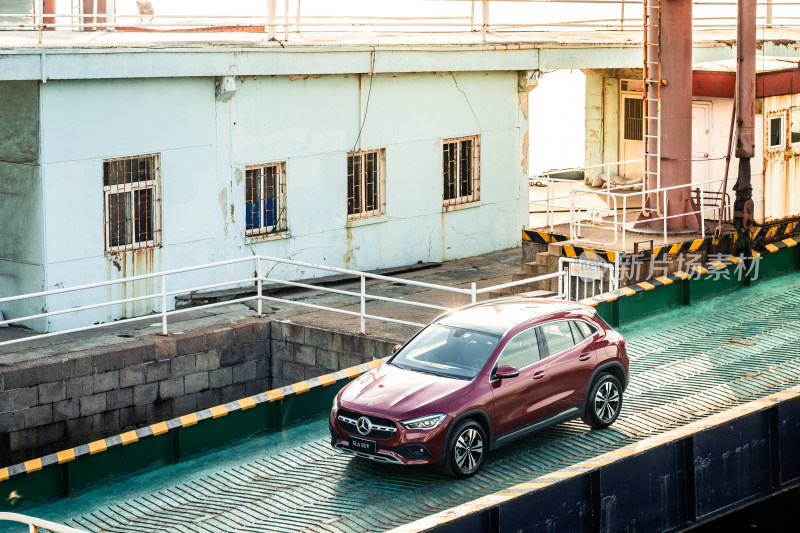 码头边的红色奔驰SUV