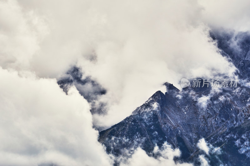 云海中的玉龙雪山