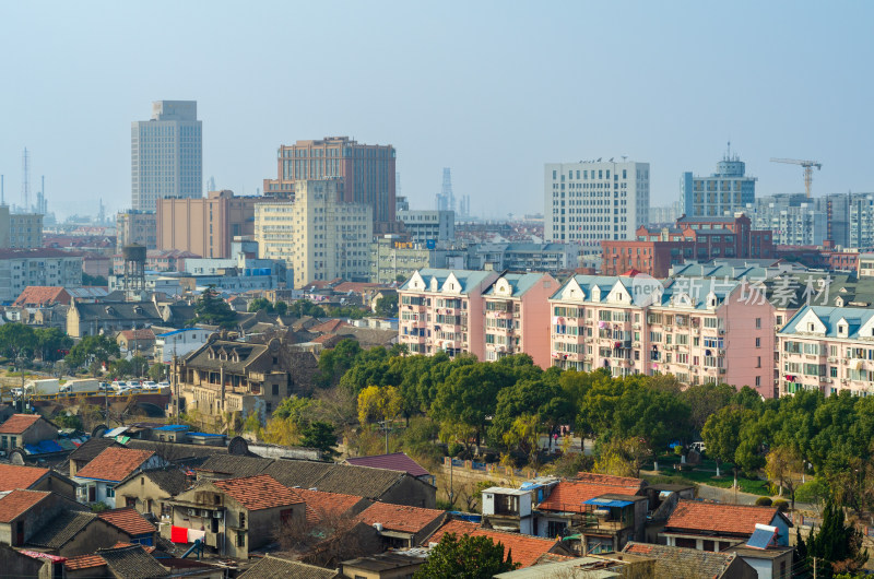 上海外高桥，城市中传统与现代建筑交错