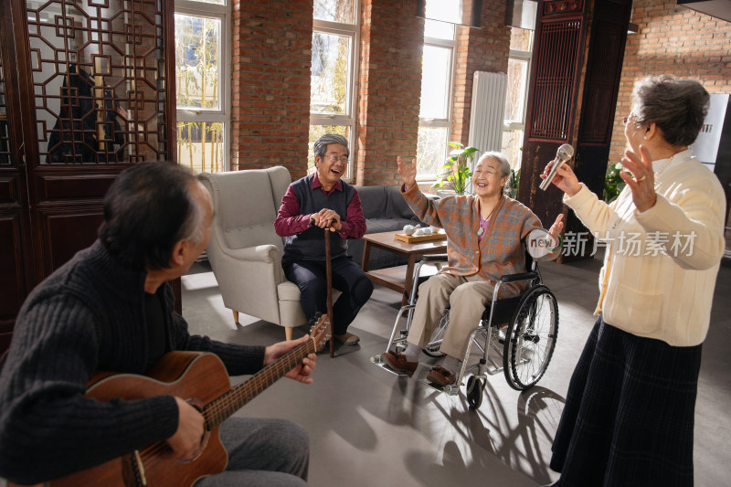 快乐的老年人聚在一起唱歌