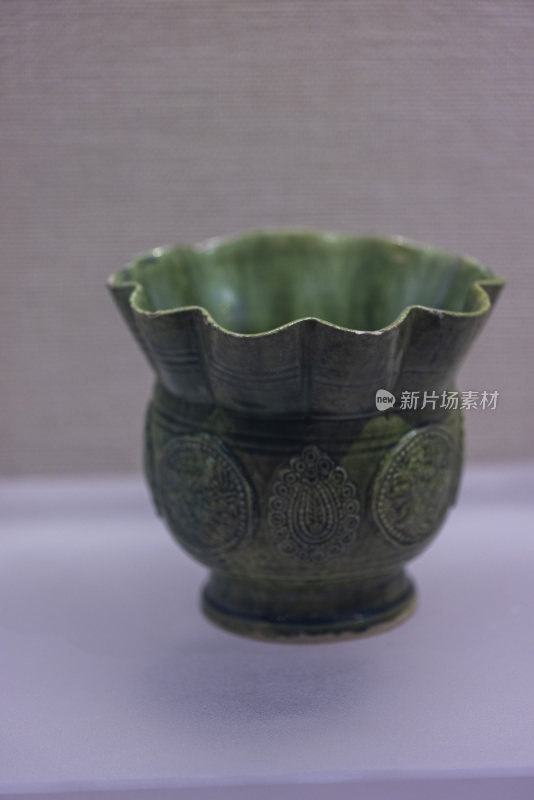 河南博物馆文物辽代绿釉荷叶口瓷
