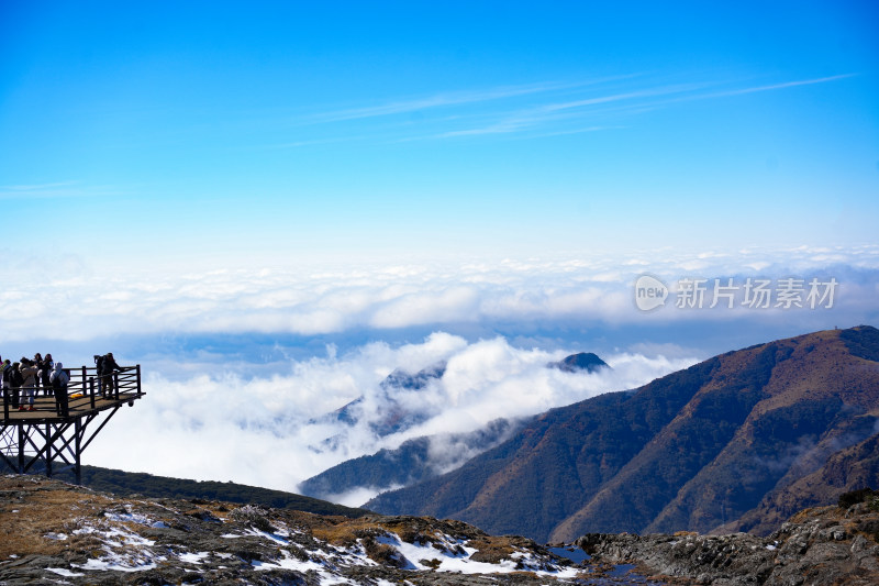 云海环绕的轿子雪山风光