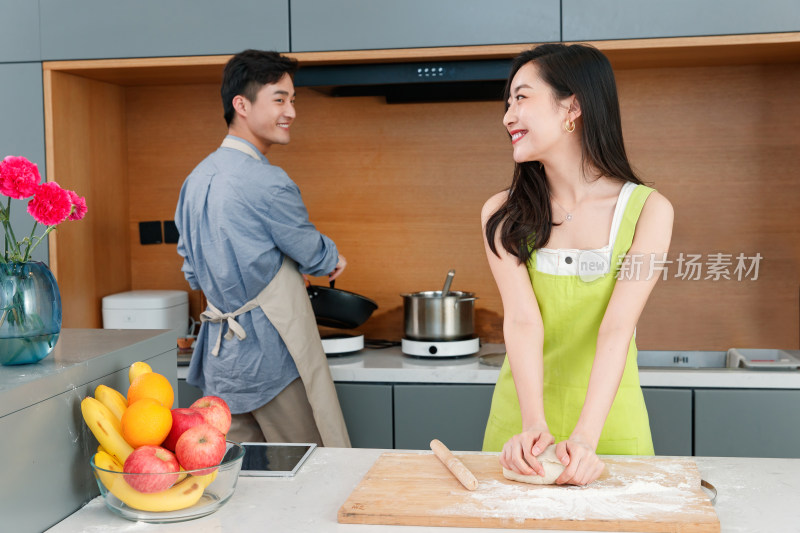 在厨房做饭的幸福情侣