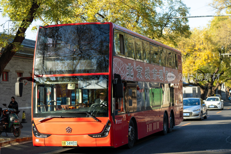 北京街道上的双层观光公交车