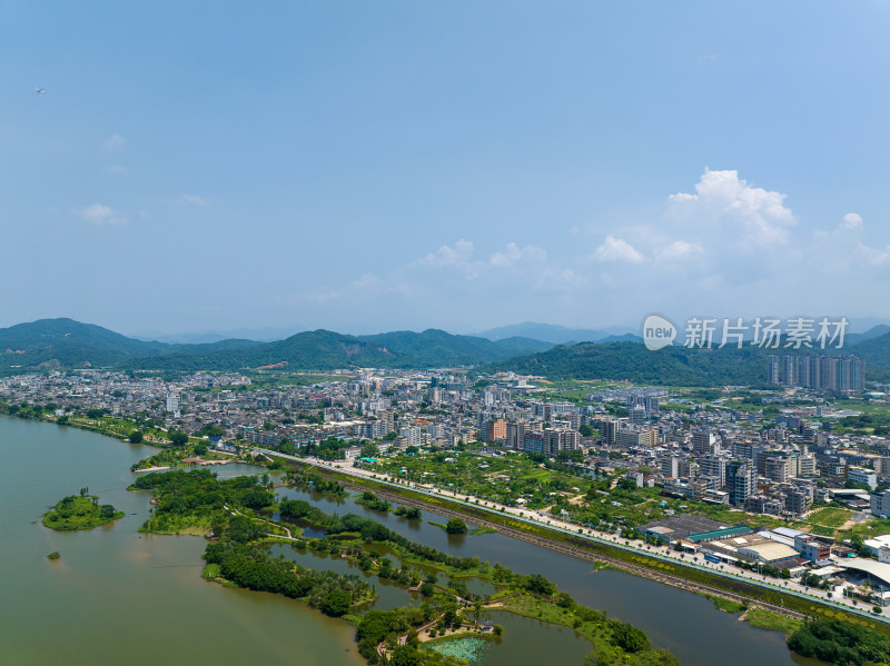 航拍夏季白天广东潮州葫芦山与城市全景风光