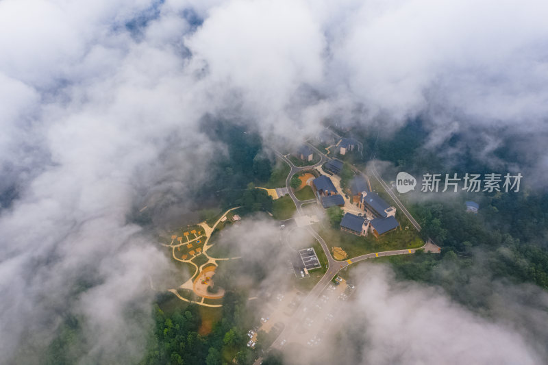 白云与山景