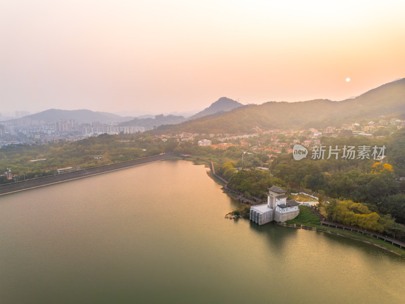 湖畔夕阳山水风光全景