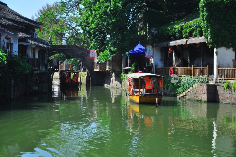 江南水乡河道及乌篷船景观