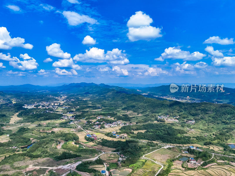 南方丘陵山川农田航拍图