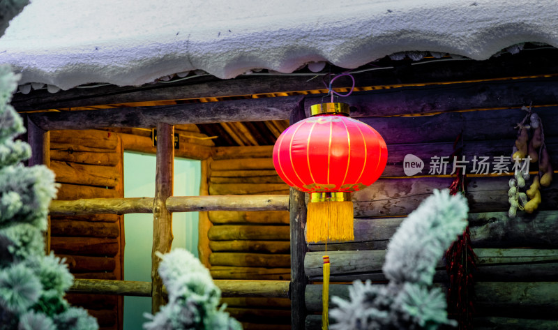 大雪中的红灯笼木屋