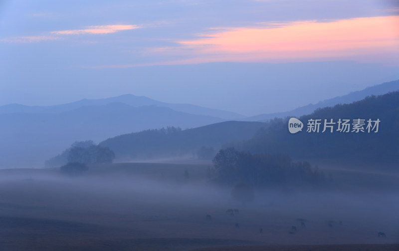 山间晨雾中的日出景象