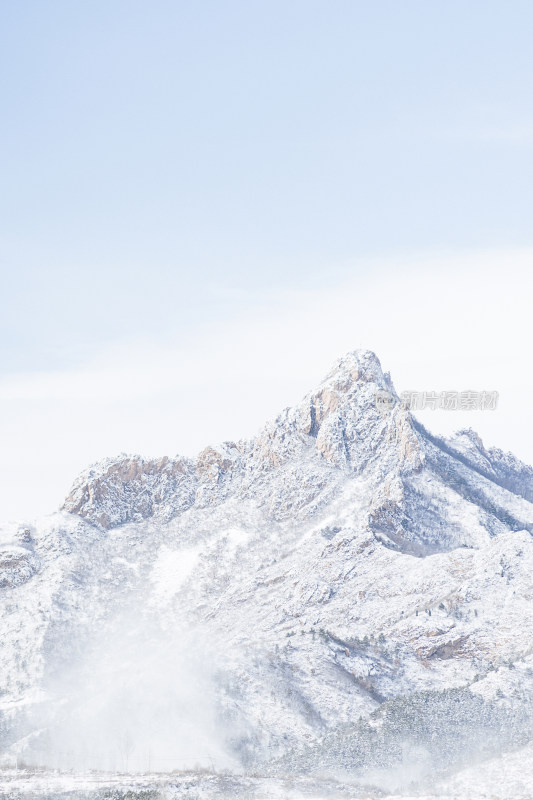 冬季风雪中的山峰