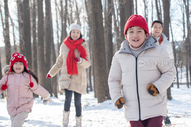 欢乐家庭在雪地里奔跑