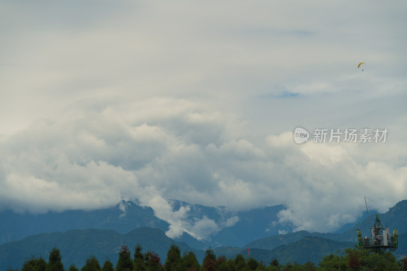 云雾缭绕的山峦