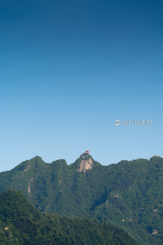 蓝天下山上的寺庙西安南五台