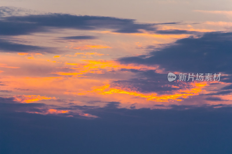 落日余晖下的天空