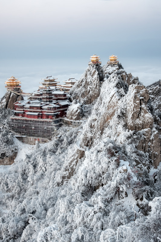 河南老君山雪后云海金顶建筑