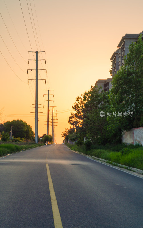 夕阳下的道路电线杆