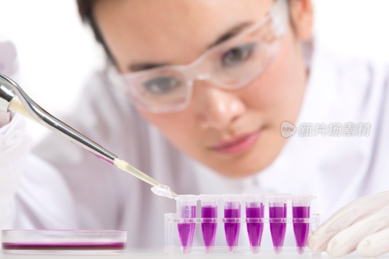 女科学家观察研究试管中的试剂