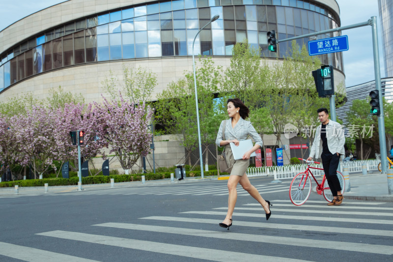 青年女人奔跑赶时间