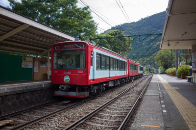 日本箱根景区红色的登山电车