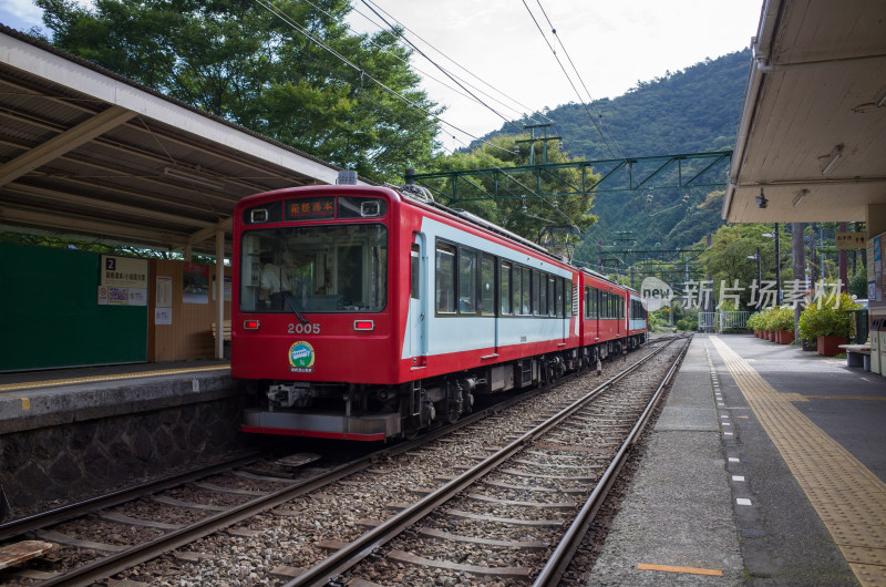 日本箱根景区红色的登山电车