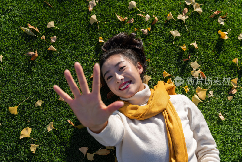 年轻女人躺在草地上