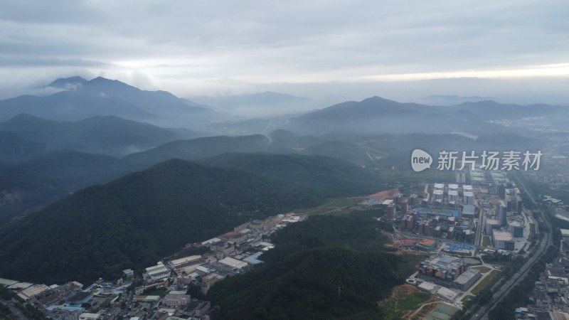 广东东莞：山峰连绵起伏