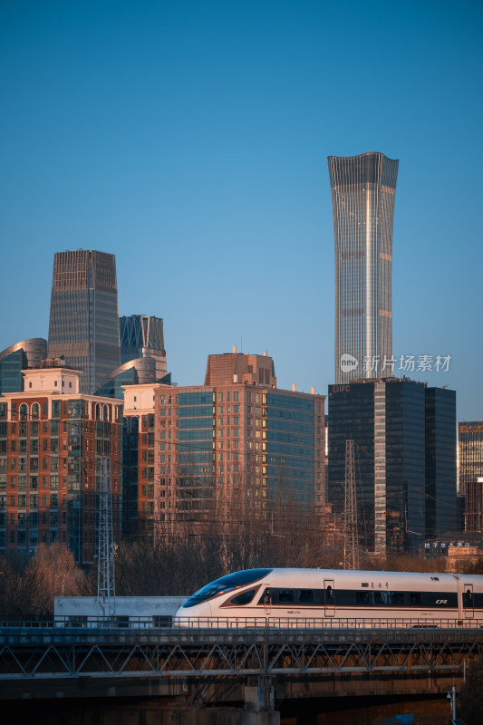 火车行驶在北京CBD背景中国尊