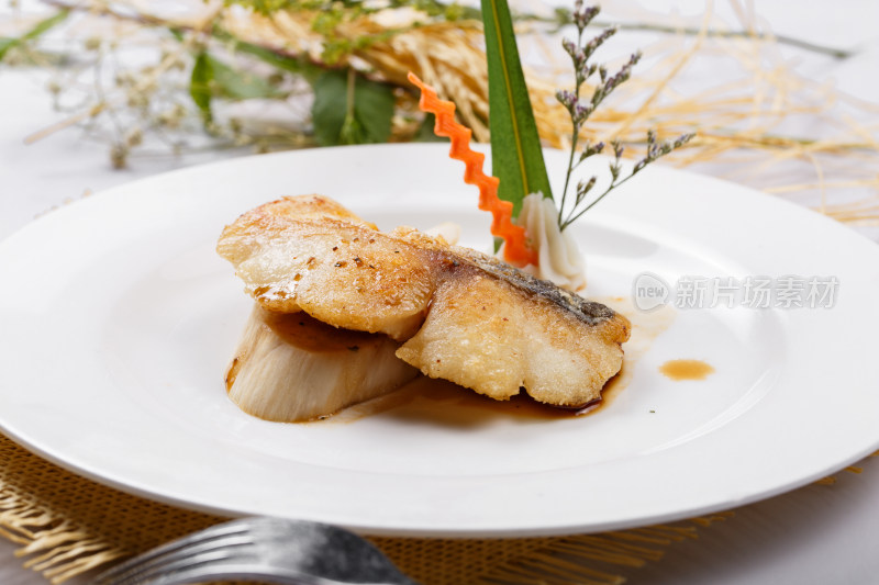 白色圆盘装的俄罗斯深海龙鳕鱼摆放在草垫上