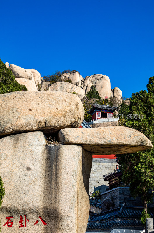 深秋中的山东济宁邹城峄山风景区自然景观