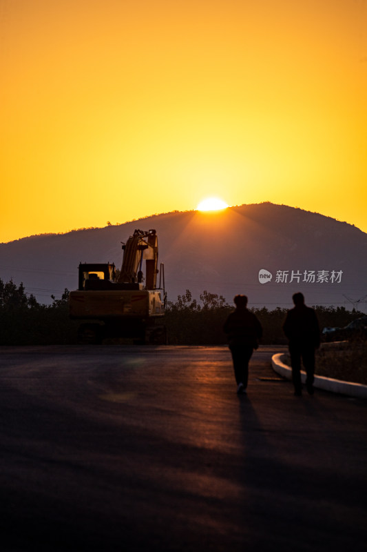 夕阳下道路上的景观